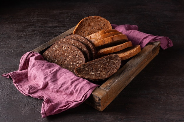 Zdrowy Chleb Z Porośniętymi Ziarnami Leży W Drewnianym Pudełku Na Różowym Materiale
