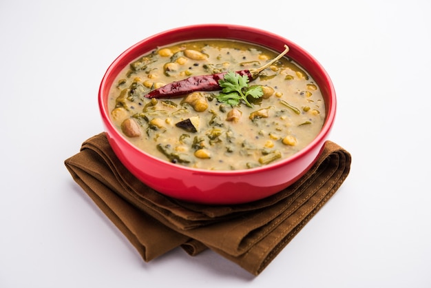 Zdrowy Dal Palak lub żółty przepis Toor Spinach Daal znany również jako Patal Bhaji w Indiach, podawany w misce