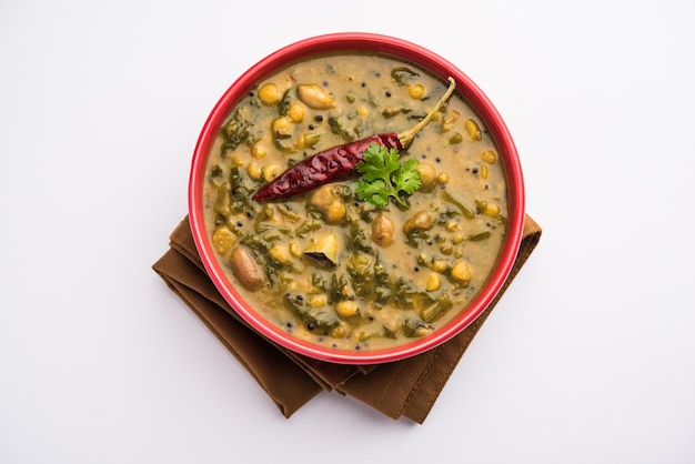 Zdjęcie zdrowy dal palak lub żółty przepis toor spinach daal znany również jako patal bhaji w indiach, podawany w misce