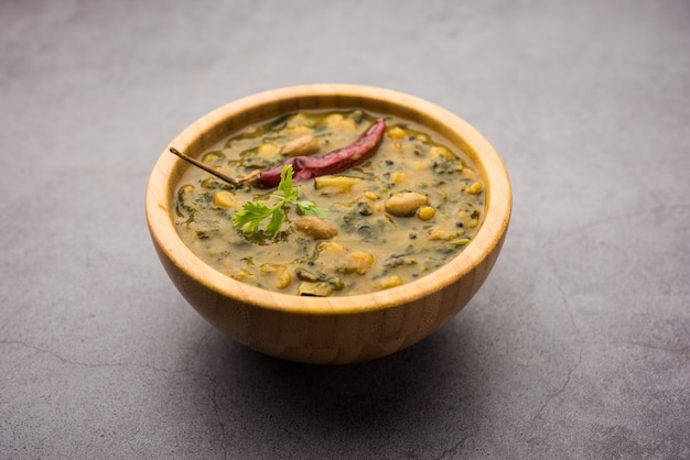 Zdrowy Dal Palak lub żółty przepis Toor Spinach Daal znany również jako Patal Bhaji w Indiach, podawany w misce