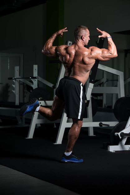 Zdrowy Dojrzały Mężczyzna Mocny Stojący Na Siłowni I Napinający Mięśnie Mięśni Wysportowany Kulturysta Fitness Mężczyzna Pozuje Po Ćwiczeniach