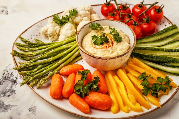 Zdrowy Domowy Hummus Z Bukietem świeżych Warzyw.