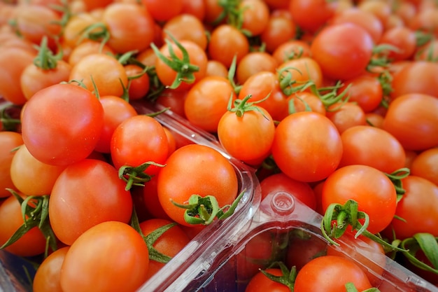 Zdrowy i Soczysty Jarzynowy Pomidor Na Bazarze