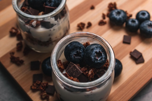 Zdrowy Jogurt śniadaniowy Z Jagodami I Musli W Słoikach