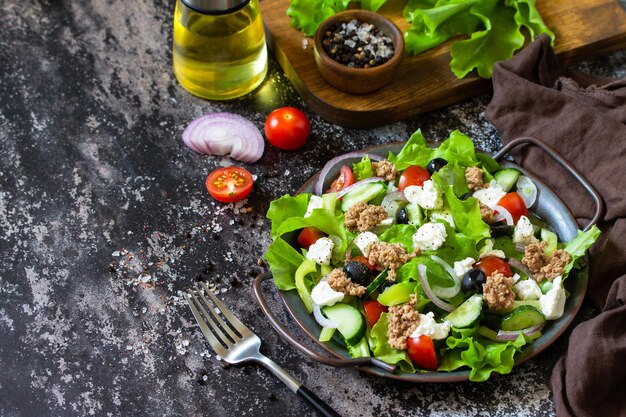 Zdjęcie zdrowy letni lunch sałatka grecka z tuńczykiem w puszkach i sałatą skopiuj miejsce