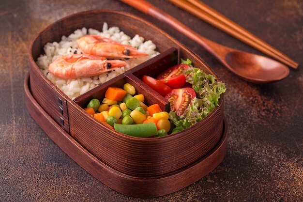 Zdrowy lunch w drewnianym japońskim pudełku bento Koncepcja zrównoważonej zdrowej żywności