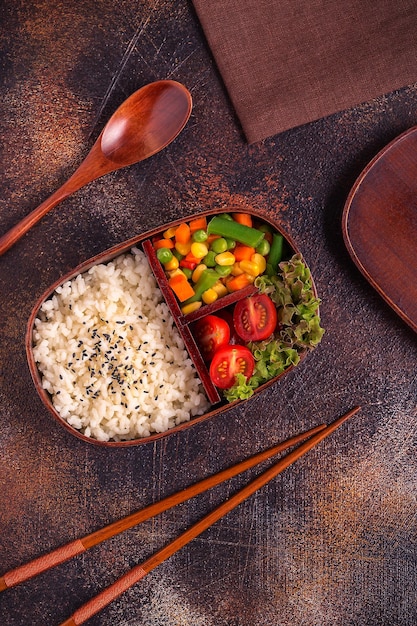 Zdrowy Lunch W Drewnianym Japońskim Pudełku Bento