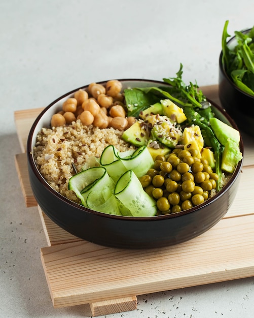 zdrowy lunch warzywny z widokiem z góry z komosą ryżową, awokado, ciecierzycą i ogórkiem