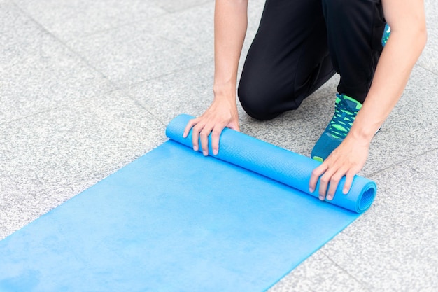 Zdrowy mężczyzna i kobieta joga ćwiczenia zdrowie klasa jogi ćwiczenia sportowe na macie do jogi fitness