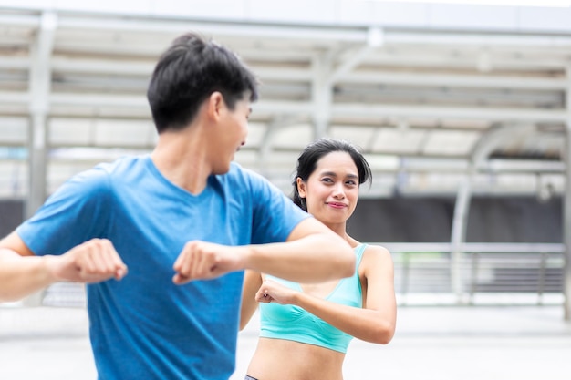 zdrowy mężczyzna i kobieta lekkoatletka ćwiczą rozgrzewkę przed joggingiem na świeżym powietrzu i bieganiem lub bieganiem