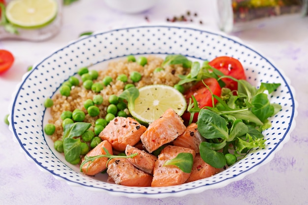 Zdrowy Obiad. Plastry łososia Z Grilla, Quinoa, Zielonego Groszku, Pomidora, Limonki I Sałaty