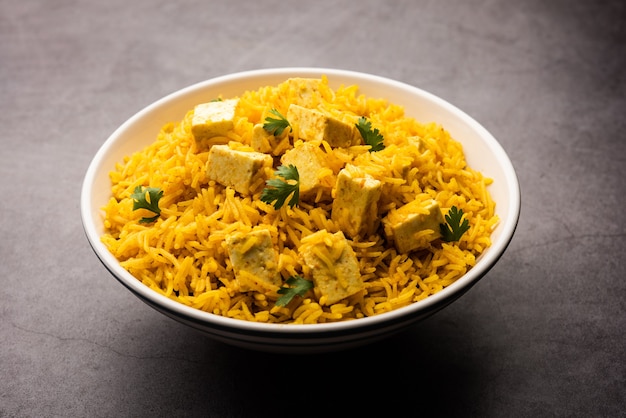 Zdrowy Paneer Pulav LUB Pilaf z ryżem basmati podawanym w misce lub talerzu, indyjskie jedzenie