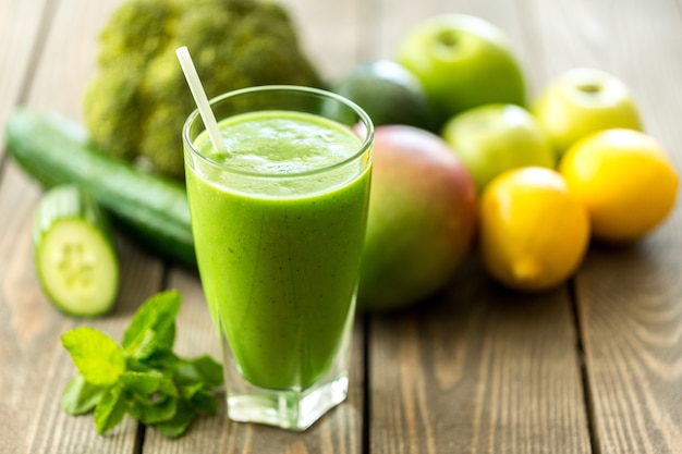 zdrowy sok ze świeżo wyciśniętych owoców i warzyw