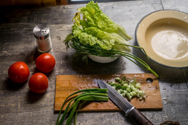 Zdrowy styl życia człowiek gotujący zieloną sałatkę z sałaty rzymskiej koncepcja zdrowej żywności