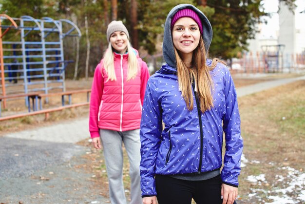 Zdjęcie zdrowy styl życia. portret dwie dziewczyny przyjaciółek sportowców, aby wspiąć się na poranny jogging