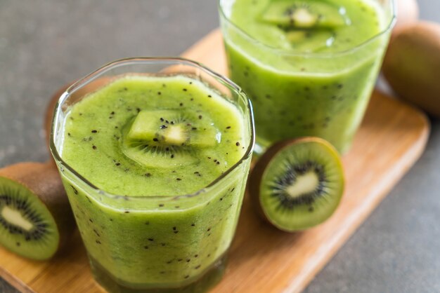 Zdrowy świeży kiwi smoothie w szkle