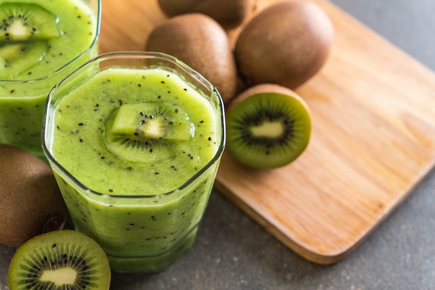 Zdrowy świeży kiwi smoothie w szkle