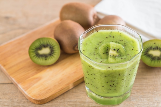 Zdrowy świeży kiwi smoothie w szkle