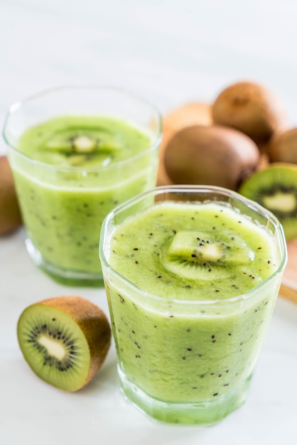 Zdrowy świeży kiwi smoothie w szkle