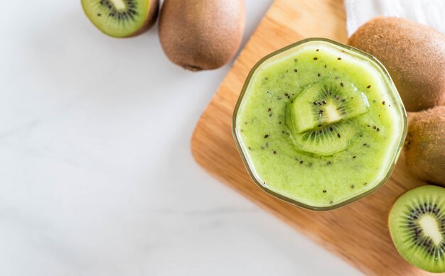 Zdjęcie zdrowy świeży kiwi smoothie w szkle