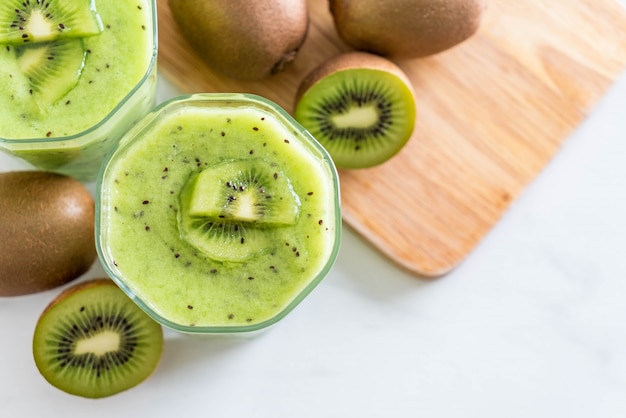 Zdjęcie zdrowy świeży kiwi smoothie w szkle