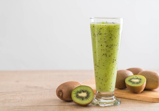 Zdrowy świeży kiwi smoothie w szkle