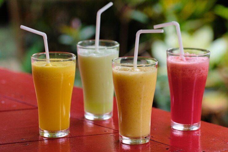 Zdjęcie zdrowy świeży różny smoothie koktajlu napój