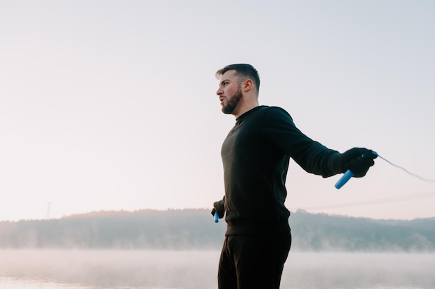 Zdrowy trening na zewnątrz Mężczyzna skaczący po linie na zewnątrz