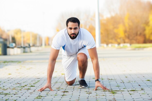 Zdrowy tryb życia. Fitness człowiek robi ćwiczenia w środowisku miasta.