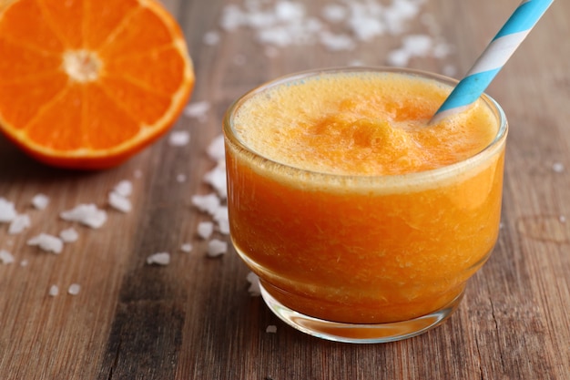 Zdrowy z pomarańczowym smoothie