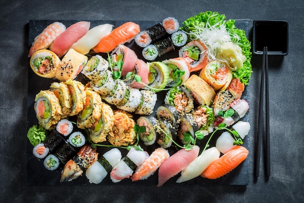Zdrowy zestaw sushi z krewetkami i ryżem