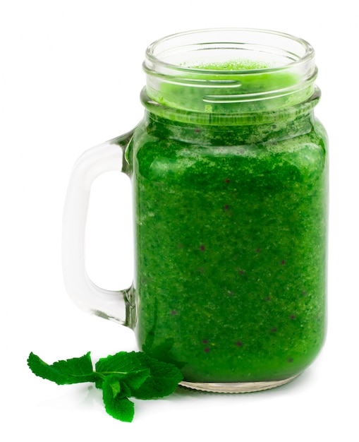 Zdrowy zielony koktajl ze słomką w słoiku