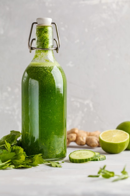 Zdrowy zielony warzywo detox sok w szklanej butelce. Wegański ogórek, zielony sok z pietruszki. Skopiuj miejsce