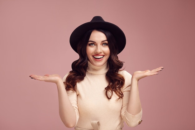 Zdumiewająco przystojna brunetka w stylowych, casualowych ubraniach