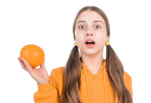 zdumiona nastolatka z pomarańczowymi owocami cytrusowymi witamina i dieta dziecko jedzenie zdrowej żywności zdrowie dzieciństwa owoce cytrusowe naturalne organiczne świeże pomarańczowe zdrowe życie dieta i skóra dziecka uroda
