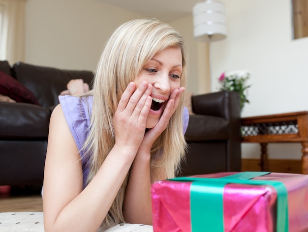 Zdziweni kobiety otwarcia prezenty kłama na podłoga