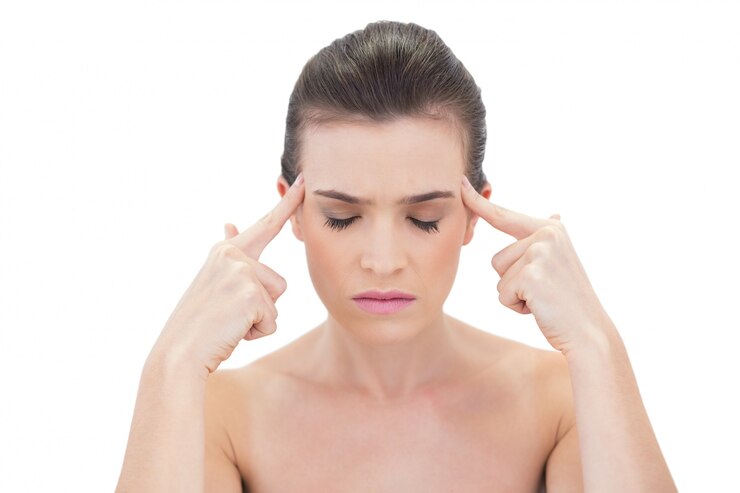 Zdjęcie zdziwiony naturalny brązowowłosy model zamykający oczy