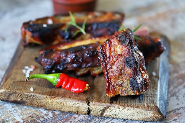 Żeberka na gorąco zapiekane w sosie miodowo-musztardowym z papryczką chili