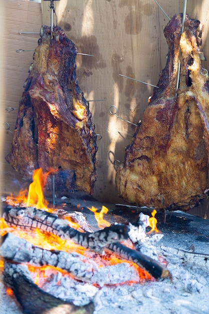 Żeberka pieczone na krzyżach.