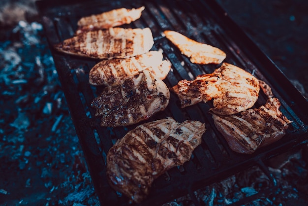 Żeberka wieprzowe bbq siedzące na grillu wędzarniczym z dymem pochodzącym z grilla