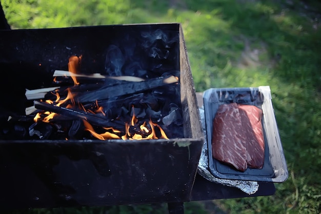 żeberka wieprzowe na grillu węgle do gotowania / świeże mięso wieprzowina gotowana na węglu, letni domowy posiłek, żeberka grillowane