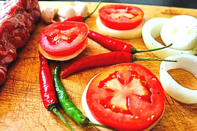 Żeberka z warzywami i przyprawami pomidory cebula czerwona i zielona papryka imbir koperek