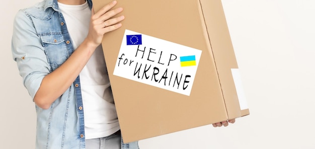 Zebranie humanitarnego zestawu żywnościowego, aby pomóc ludziom, którzy ucierpieli w czasie wojny z rąk Rosji zatrzymać wojnę na Ukrainie pomoc humanitarna 2022