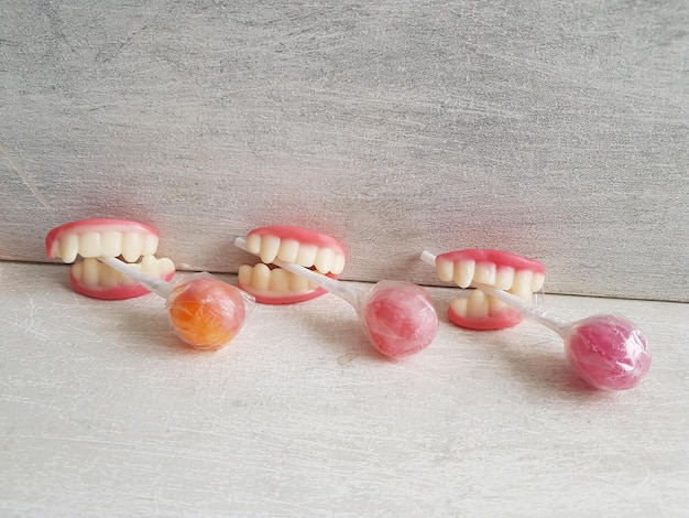 Zdjęcie zęby cukierków na białym tle