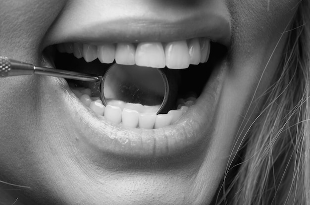 Zęby dentystyczne lustro zbliżone Badanie zębów lustrem dentystycznym Higiena zębów Klinika zębów Wypełnianie zębów Badanie u dentystów Zdrowe zęby kobiety i lustro ust dentystyczne