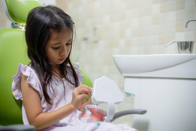 Zęby małych azjatyckich dziewcząt są zdrowe w gabinecie dentystycznym Opieka dentystyczna Opieka dentystyczna
