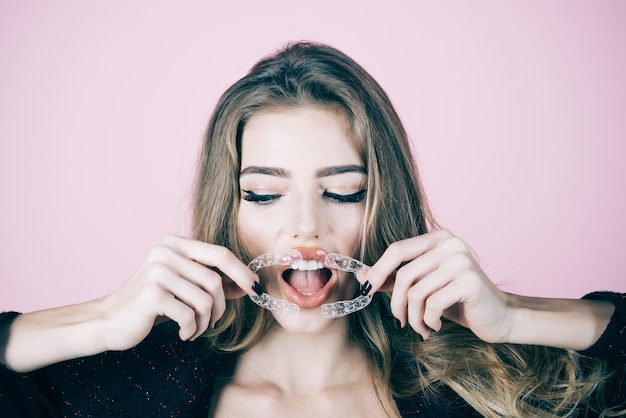 Zęby Wrażliwa Młoda Kobieta Trzyma Przezroczyste Urządzenie Ortodontyczne Z Bliska Z Tworzywa Sztucznego