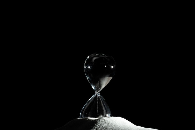 Zegar piaszczysty dodać więcej piasku czasu na białym piasku na czarnym tle Biały zegar piaskowy pokazać więcej czasu Termin przedłużony zarządzanie czasem nadzieja koncepcja godzina szkło zegar życia mija