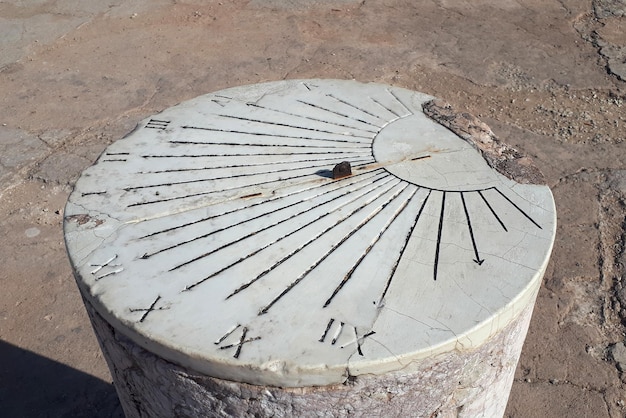 Zegar słoneczny na filarze w Kartaginie w Tunezji Światowego Dziedzictwa UNESCO