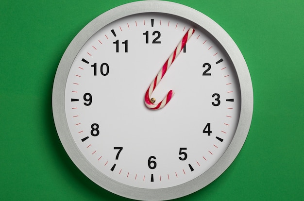 Zegar świąteczny ze wskazówkami z trzciny cukrowej pokazuje jedną godzinę